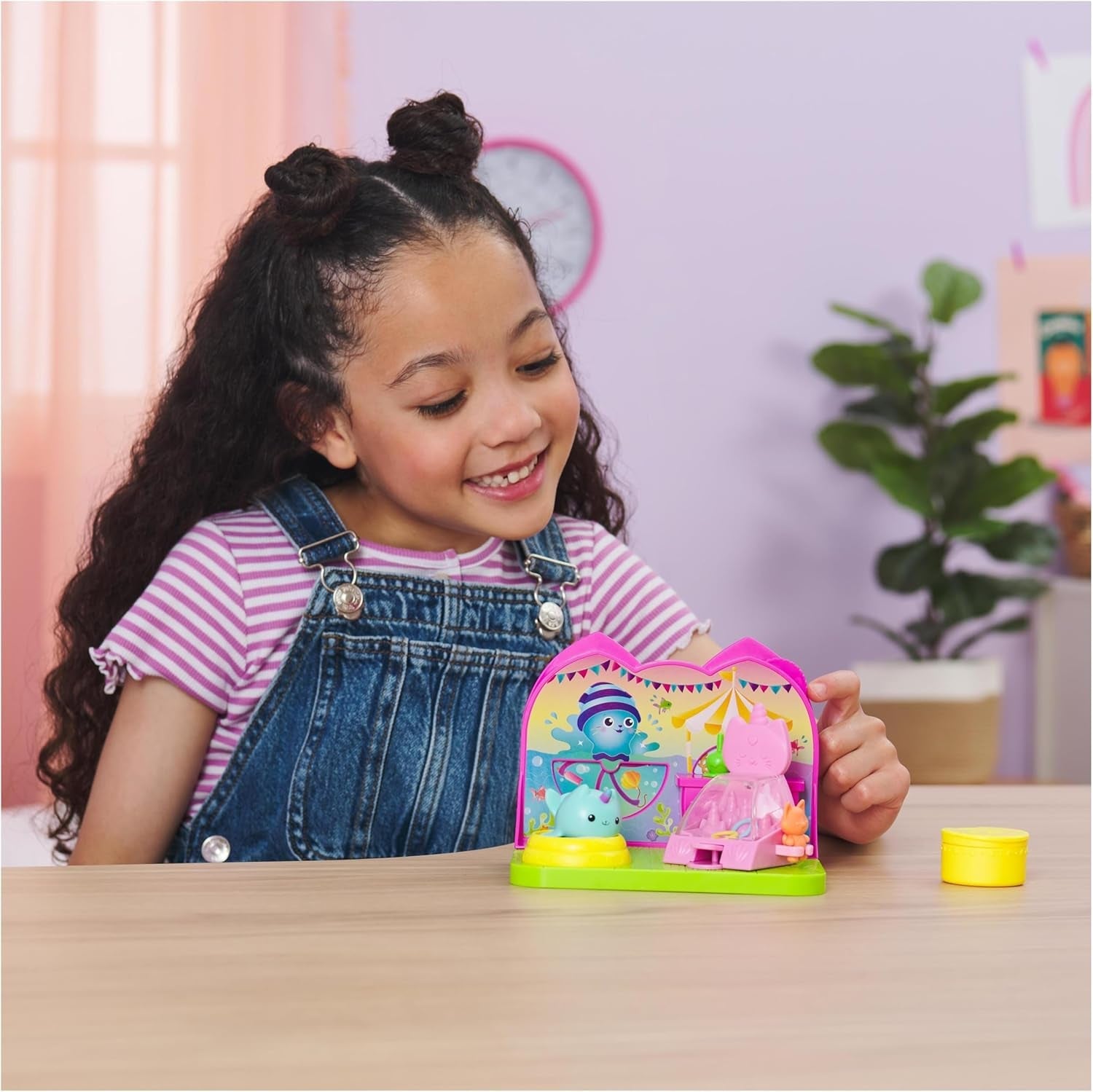 DREAMWORKS GABBY'S DOLLS HOUSE - zestaw do pokoju Deluxe, pokój imprezowy Kitty Narwhale, tematyczne meble i akcesoria, wiek 3+