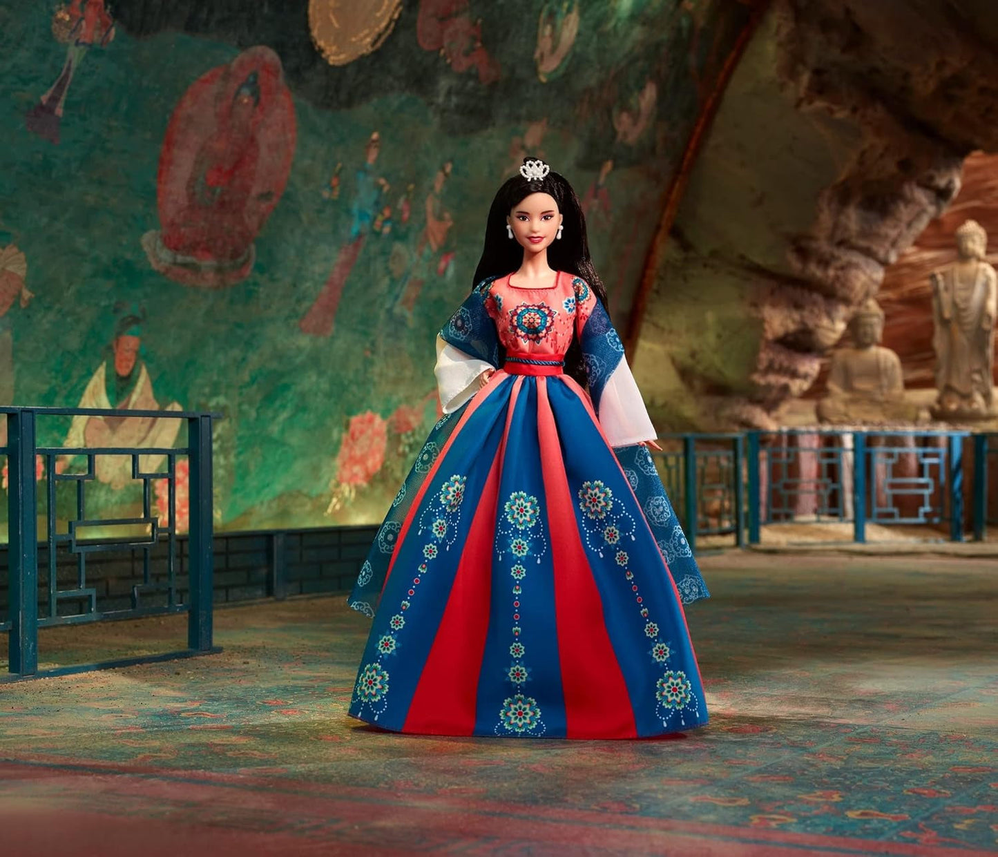 BARBIE Lunar New Year Puppe - Sammelfigur mit tradycyjny Hanfu-Robe und chinesischen Drucken, inspirowany Dunhuang-Höhlenmalereien, w tym Puppenständer und Echtheitszertifikat, HJX35