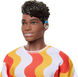 Lalka Barbie Fashionistas Ken nr. 220 Z paskami i szeroką sylwetką, w wyjmowanej pomarańczowej koszuli ze wzorem, spodenkach i sandałach na platformie, HRH23 Naty Shop Dolls