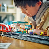 LEGO City tramwaj ze stacją, pomysł na prezent dla fanów zabawek samochodowych od 7 lat, z 6 minifigurkami i psem przewodnikiem do odgrywania ról, zabawka do budowania 60423 Zestawy do budowania Besuche den LEGO-Store