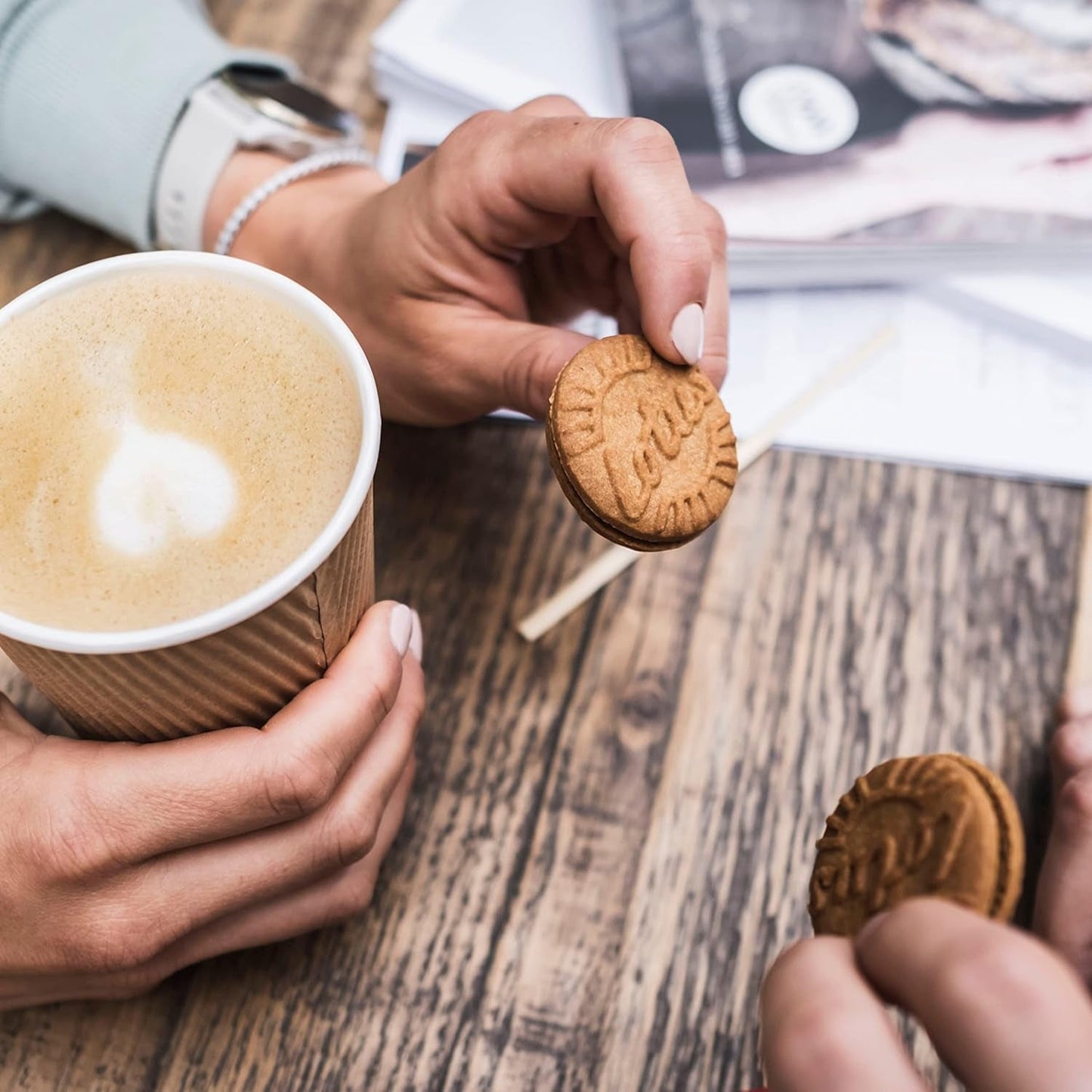 Lotos Biscoff | Pakiet odmian podwójnych ciastek | 3 odmiany: krem ​​biszkoptowy, aromat waniliowy i czekoladowy | 5 podwójnych ciastek w opakowaniu | Składniki pochodzenia naturalnego | Bez barwników | 16x50g | 800g