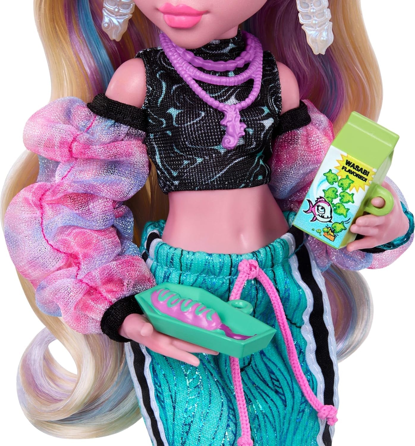 Lalka Monster High Lagoona Blue Neptuna Fish z krótkim topem i sportową spódnicą Maxi z 7 akcesoriami, w tym okularami przeciwsłonecznymi w kształcie muszli, przekąską i torbą, JHK33