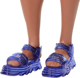 Lalka Barbie Fashionistas Ken nr. 220 Z paskami i szeroką sylwetką, w wyjmowanej pomarańczowej koszuli ze wzorem, spodenkach i sandałach na platformie, HRH23 Naty Shop Dolls