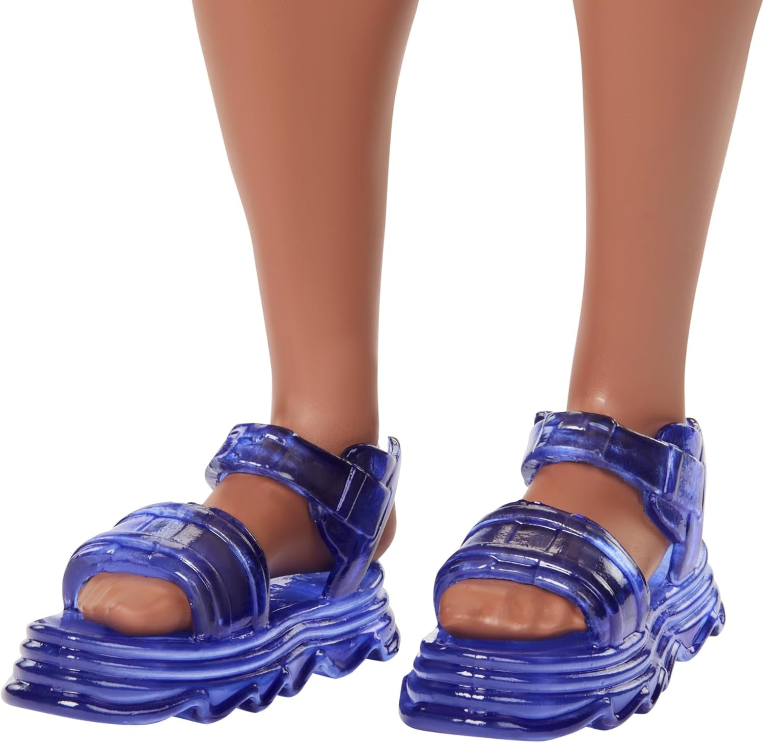 Lalka Barbie Fashionistas Ken nr. 220 Z paskami i szeroką sylwetką, w wyjmowanej pomarańczowej koszuli ze wzorem, spodenkach i sandałach na platformie, HRH23 Naty Shop Dolls