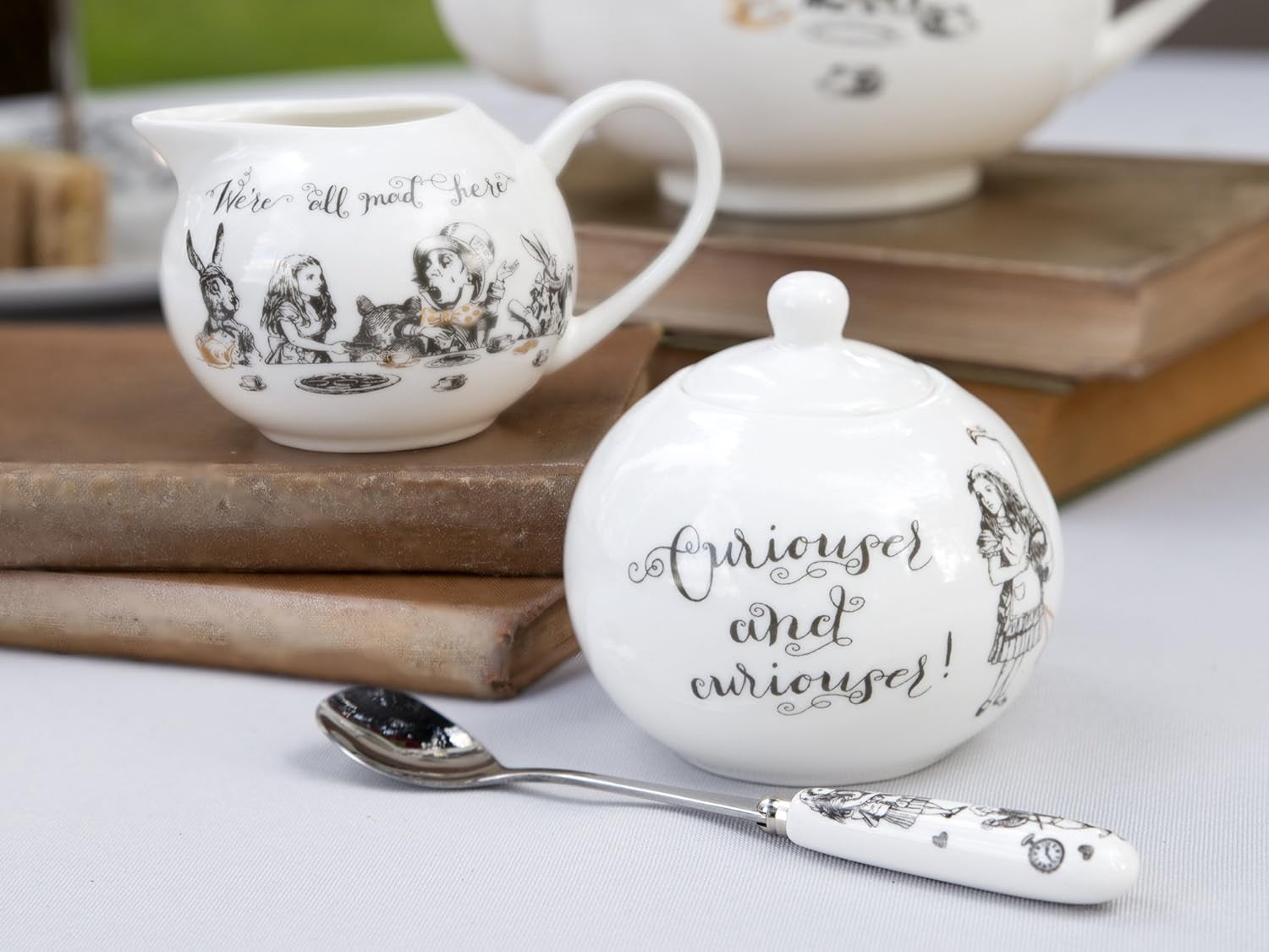 Alicja w Krainie Czarów Porcelanowy czajniczek i dzbanek na mleko, porcelanowa miska i dzbanek na mleko w luksusowym pudełku upominkowym