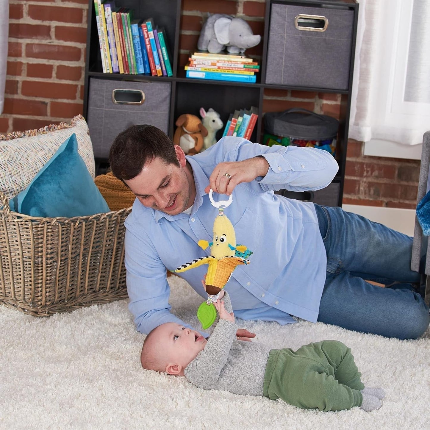 LAMAZE Bea the Banana, wózek z klipsem i zabawka dla noworodka, zabawka sensoryczna dla dzieci z kolorami i dźwiękami, zabawka rozwojowa dla chłopców i dziewcząt w wieku 0-24 miesięcy, żółte zabawki dla niemowląt Naty Shop