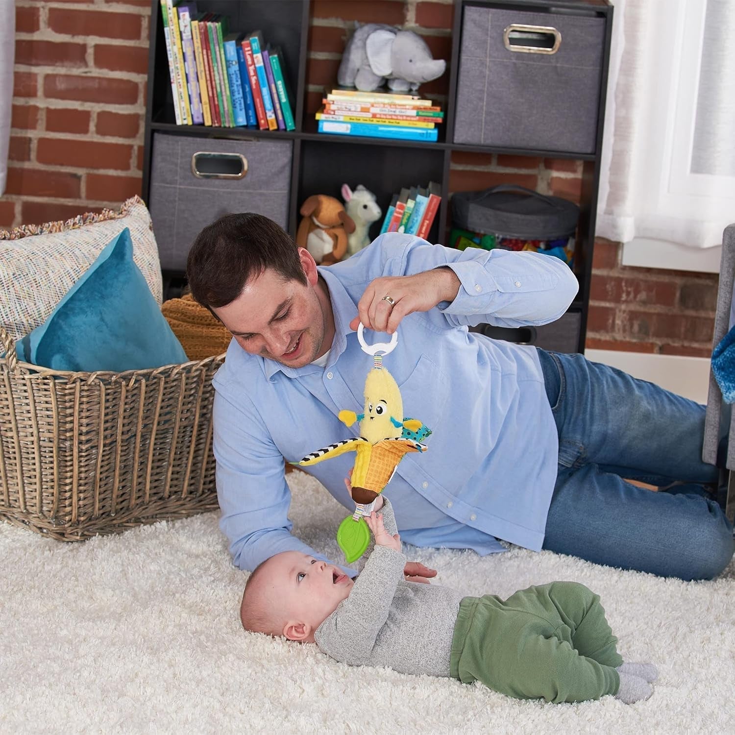 LAMAZE Bea the Banana, wózek z klipsem i zabawka dla noworodka, zabawka sensoryczna dla dzieci z kolorami i dźwiękami, zabawka rozwojowa dla chłopców i dziewcząt w wieku 0-24 miesięcy, żółte zabawki dla niemowląt Naty Shop
