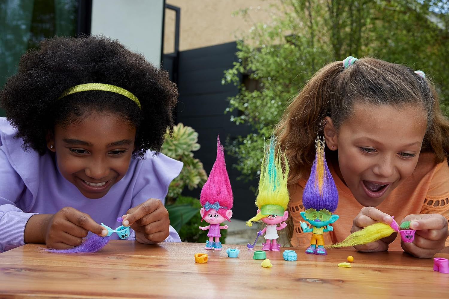 Mattel DREAMWORKS TROLLS United We Stand – Hairy Surprises Viva Lalka z jasnożółtymi pluszowymi włosami i 3 akcesoriami-niespodziankami, dla dzieci w wieku 3 lat i starszych, HNF11
