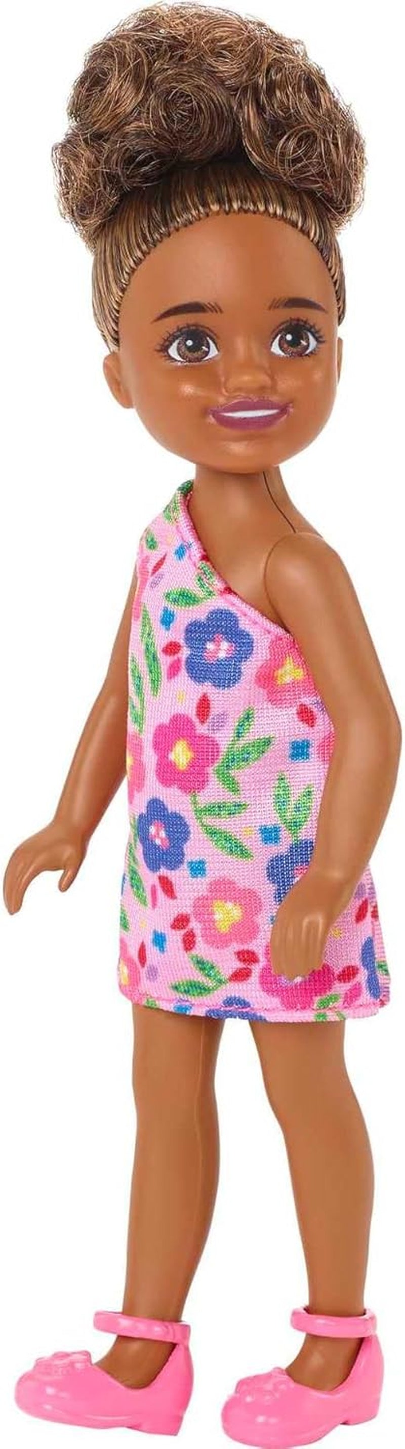Barbie Chelsea Club – HGT07 – 15 cm przegubowa lalka dziewczyna rasy mieszanej w różowe kwiaty