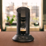 Ekspres na kapsułki PHILIPS Original Plus Eco, wybór intensywności kawy, technologia Coffee Boost, 80% plastiku pochodzącego z recyklingu*, 45% obniżone zużycie energii**, 2 filiżanki jednocześnie, kolor fortepianowej czerni (CSA210/22)