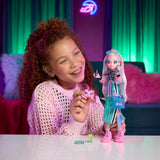 Lalka Monster High Lagoona Blue Neptuna Fish z krótkim topem i sportową spódnicą Maxi z 7 akcesoriami, w tym okularami przeciwsłonecznymi w kształcie muszli, przekąską i torbą, JHK33