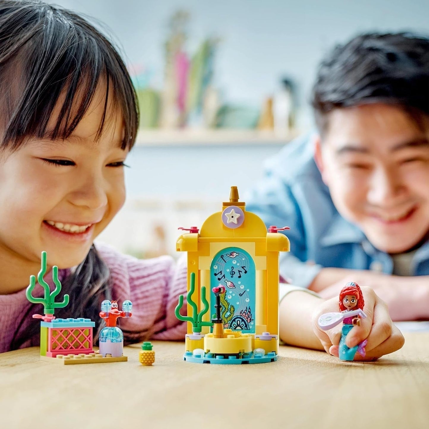 LEGO® Disney Zabawka do budowania sceny muzycznej księżniczki Arielle z 2 figurkami, pomysł na prezent dla dziewcząt i chłopców od 4 lat i fanów seriali telewizyjnych, zabawka dla dzieci 43235 Zestawy do budowania Beuche den LEGO-Store