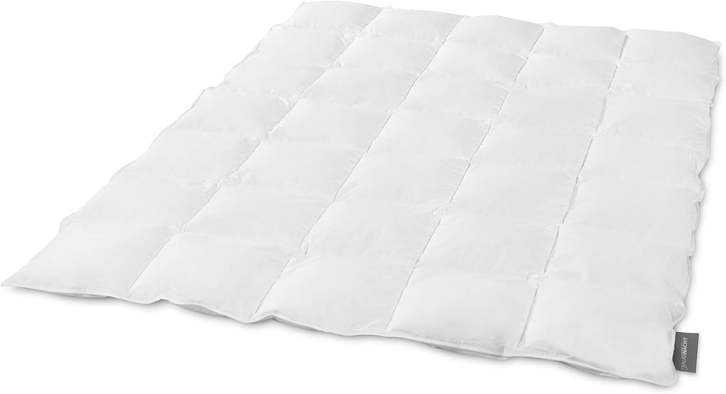 Traumnacht Basic Lekka kołdra puchowa z nowym białym puchem (60%) i pierzem (40%), DIN EN 12934, 135 x 200 cm, z certyfikatem Down Pass i Oeko-Tex, wyprodukowana zgodnie z niemiecką normą jakości. Kołdry i kołdry Naty Shop 60 procent puchu / 40 procent pierza Średnia kołdra na każdą porę roku 155 x 220
