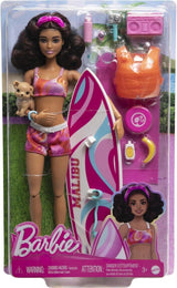 Lalka Barbie Surfer z deską surfingową i rączką, ręcznikiem i radiem do przygód i opowieści na plaży, klipsami i paskiem na kostkę do realistycznego surfowania, wiek: 3+ HPL69 Naty Shop Modern Dolls