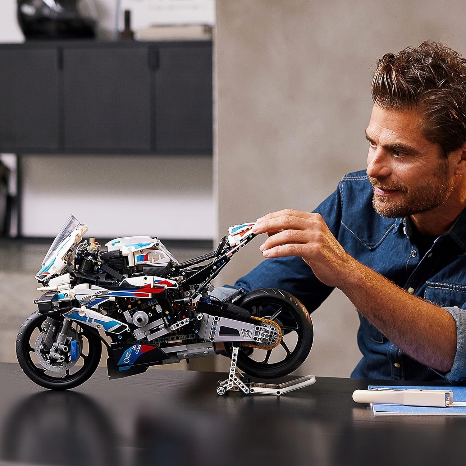 LEGO Technic Model motocykla BMW M 1000 RR Zestaw modeli dla dorosłych jako prezent rękodzielniczy dla mężczyzn i kobiet Wystrój domu lub biura 42130 Zestawy do budowania Besuche den LEGO-Store