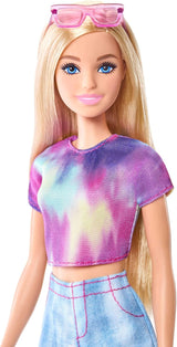 Barbie Mysteries: lalka Detektywi z Malibu Beach w charakterystycznym stroju i akcesoriach, w tym okularach przeciwsłonecznych, JFV63