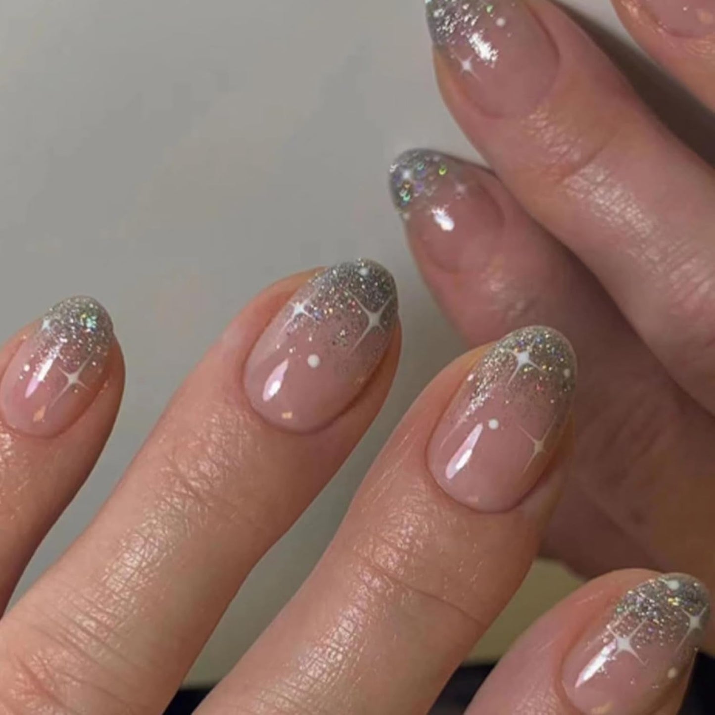 24 szt. French Press On Nails Krótkie błyszczące srebrne wzornictwo Owalne sztuczne paznokcie Klej na akrylowych błyszczących paznokciach Fałszywe paznokcie dla kobiet dziewczyn