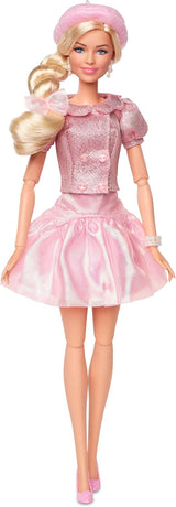 Barbie Film na podstawie filmu Margot Robbie jako figurka kolekcjonerska Barbie w różowej bluzce i tiulowej spódnicy ze stylizowaną fryzurą i pasującą biżuterią JBJ53