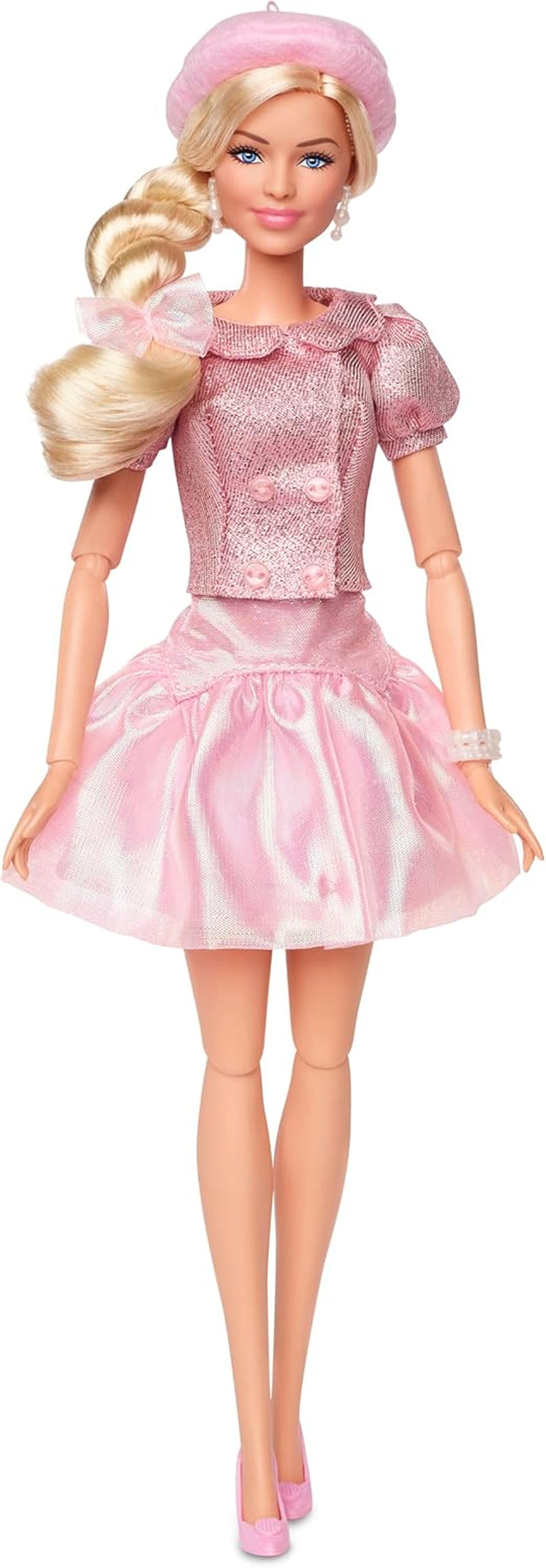 Barbie Film na podstawie filmu Margot Robbie jako figurka kolekcjonerska Barbie w różowej bluzce i tiulowej spódnicy ze stylizowaną fryzurą i pasującą biżuterią JBJ53