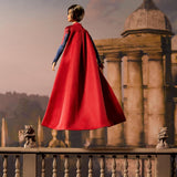 Barbie Supergirl Puppe, Sammlerpuppe w filmie Flash ubrana w czerwono-niebieskie stroje z Umhang, Puppenständer enthalten