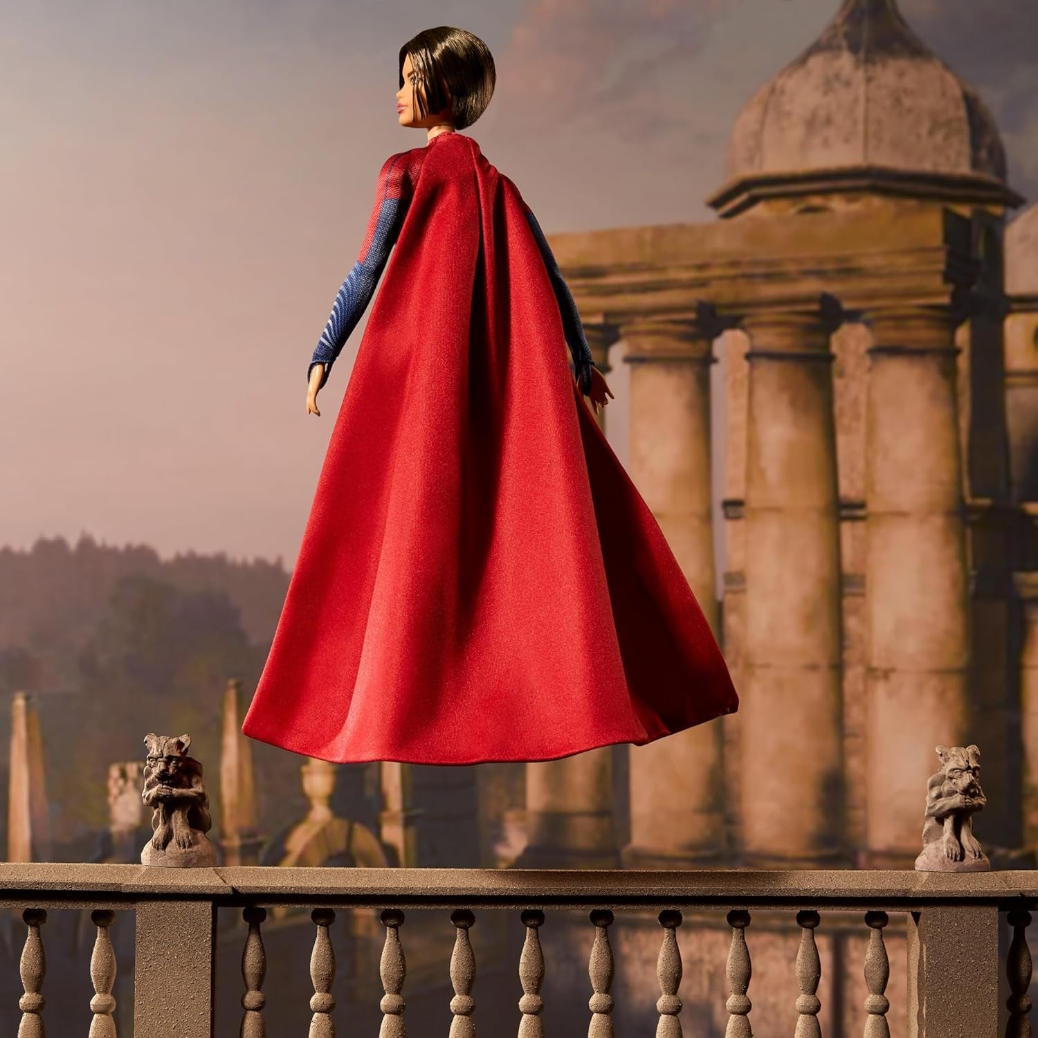 Barbie Supergirl Puppe, Sammlerpuppe w filmie Flash ubrana w czerwono-niebieskie stroje z Umhang, Puppenständer enthalten