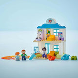 LEGO DUPLO Miasto Pierwsza wizyta u lekarza, zabawka do budowania, zestaw do rozwijania umiejętności motorycznych, prezent dla dwuletnich maluchów, zabawka edukacyjna, odgrywanie ról w szpitalu 10449 Zestawy do budowania Besuche den LEGO-Store