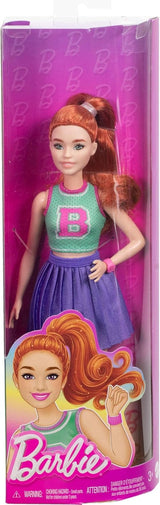 Lalka Barbie Fashionistas nr. 232 z rudymi włosami, sportową bluzą z dżerseju w kształcie litery B, fioletową plisowaną spódnicą, zegarkiem na rękę i tenisówkami, lalkami HYT90 Naty Shop