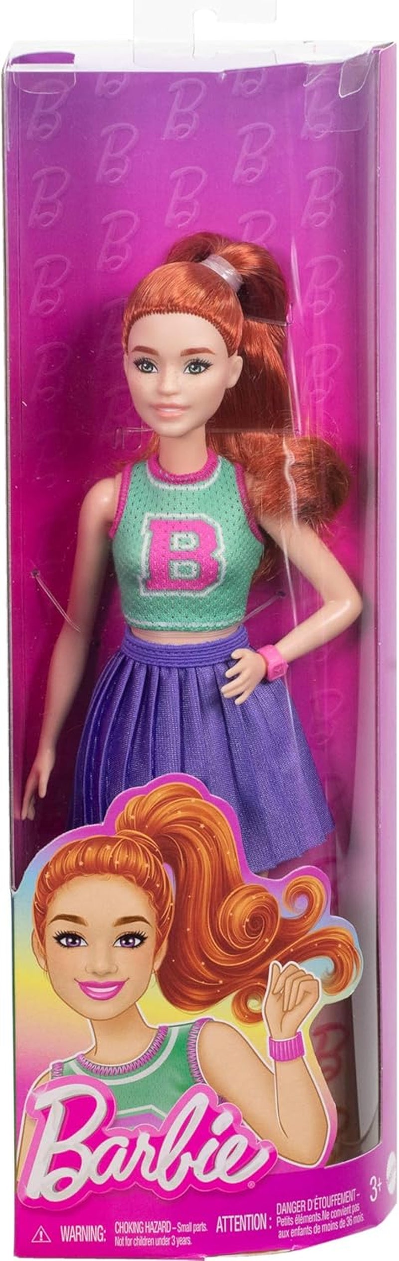 Lalka Barbie Fashionistas nr. 232 z rudymi włosami, sportowym dżersejowym topem w literę B, fioletową plisowaną spódnicą, zegarkiem na rękę i tenisówkami, HYT90