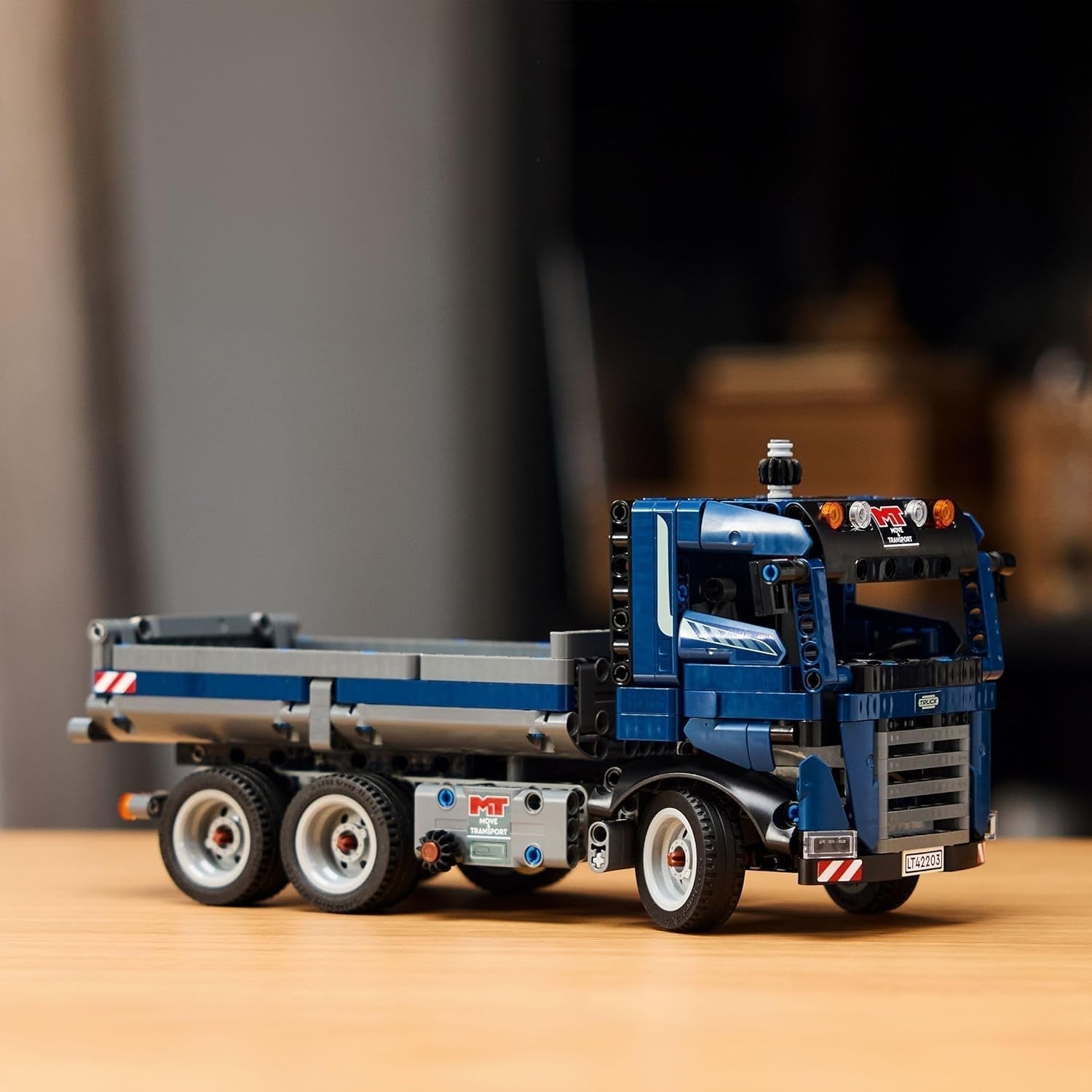 Zabawka LEGO Technic Wywrotka z kierownicą i ruchomą wywrotką - niebieski pojazd budowlany - pomysł na prezent na urodziny lub święta - zestaw konstrukcyjny dla chłopców i dziewcząt od 9 lat 42203 Zestawy konstrukcyjne Besuche den LEGO-Store