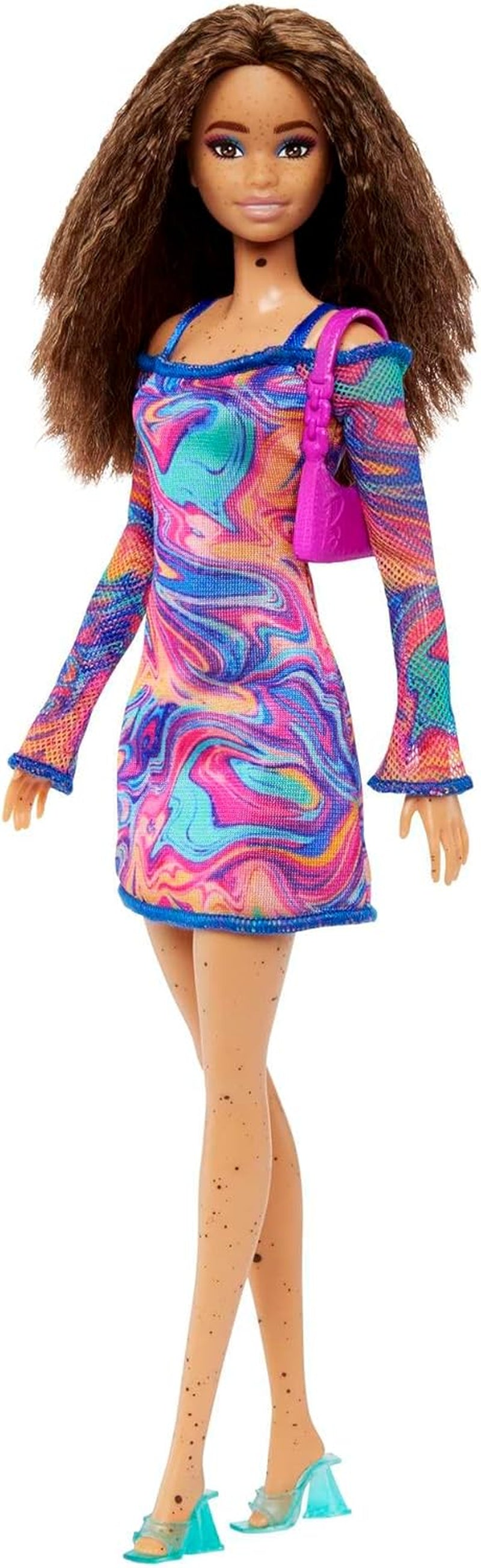 Lalka Barbie Fashionistas nr. 206 - Falowane włosy i piegi - Nowoczesna tęczowa marmurkowa sukienka, torba na ramię i zielone buty - od 3 lat i więcej, HJT03
