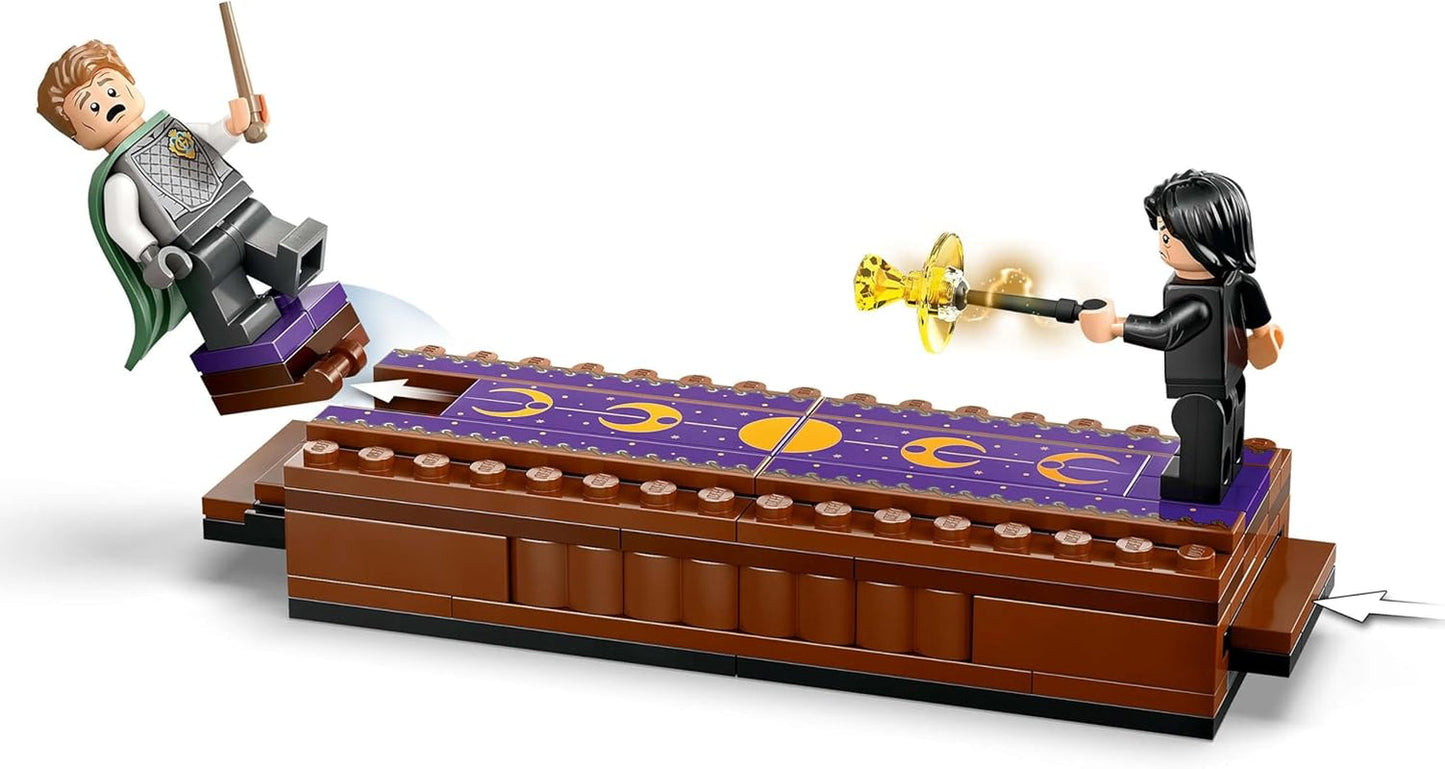 LEGO Harry Potter Zamek Hogwart: zestaw do budowania Klubu Pojedynków z 4 minifigurkami w zestawie. Draco Malfoy, Gilderoy Lockhart i Severus Snape, zestaw Z funkcją Dla chłopców i dziewcząt w wieku od 8 lat 76441 Zestawy do budowania Besuche den LEGO-Store