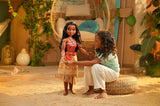 Disney Princess Moana 80 cm Lalka do zabawy marki Jakks Pacific Ruchoma lalka ze szczotką do czesania falowanych loków Sukienka inspirowana filmem Odpinany naszyjnik z wisiorkiem Lalki Naty Shop