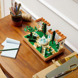 LEGO Icons Ogród fontann - Miniaturowy zestaw do budowania dla dorosłych z liśćmi, cyprysami, drzewami, winoroślą i kwiatami - Pomysł na kreatywny prezent urodzinowy, prezent na parapetówkę dla kobiet i mężczyzn - 10359 Zestawy do budowania Beuche den LEGO-Store