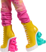 Lalka Monster High Wednesday i akcesoria Różowa figurka kolekcjonerska Enid Sinclair z beretem i stojakiem na plecak dla lalek HXJ05