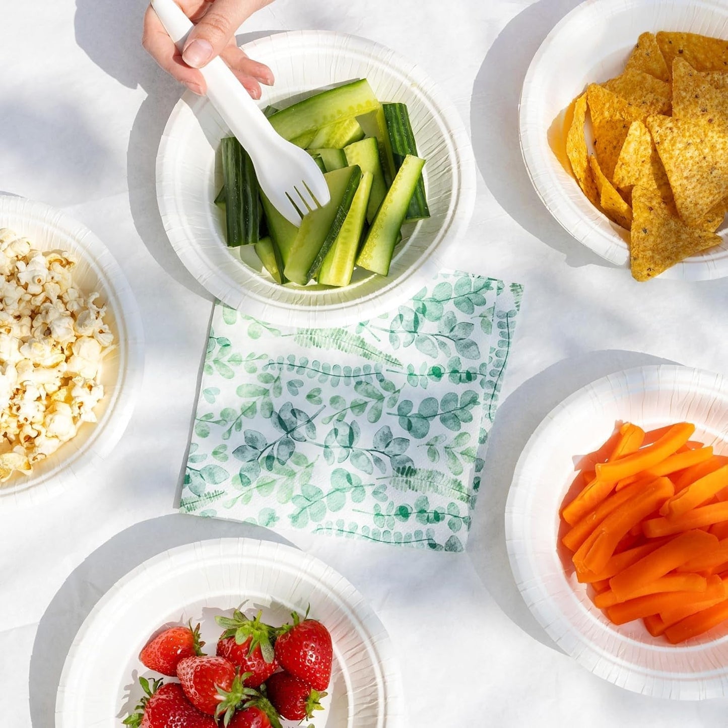 Talking Tables Rodzaj stołu Jednorazowe serwetki Miękkie serwetki papierowe Zielone liście Do użytku weselnego lub codziennego Przyjazny dla środowiska Kompostowalny Możliwość recyklingu Wyprodukowano w UE 2