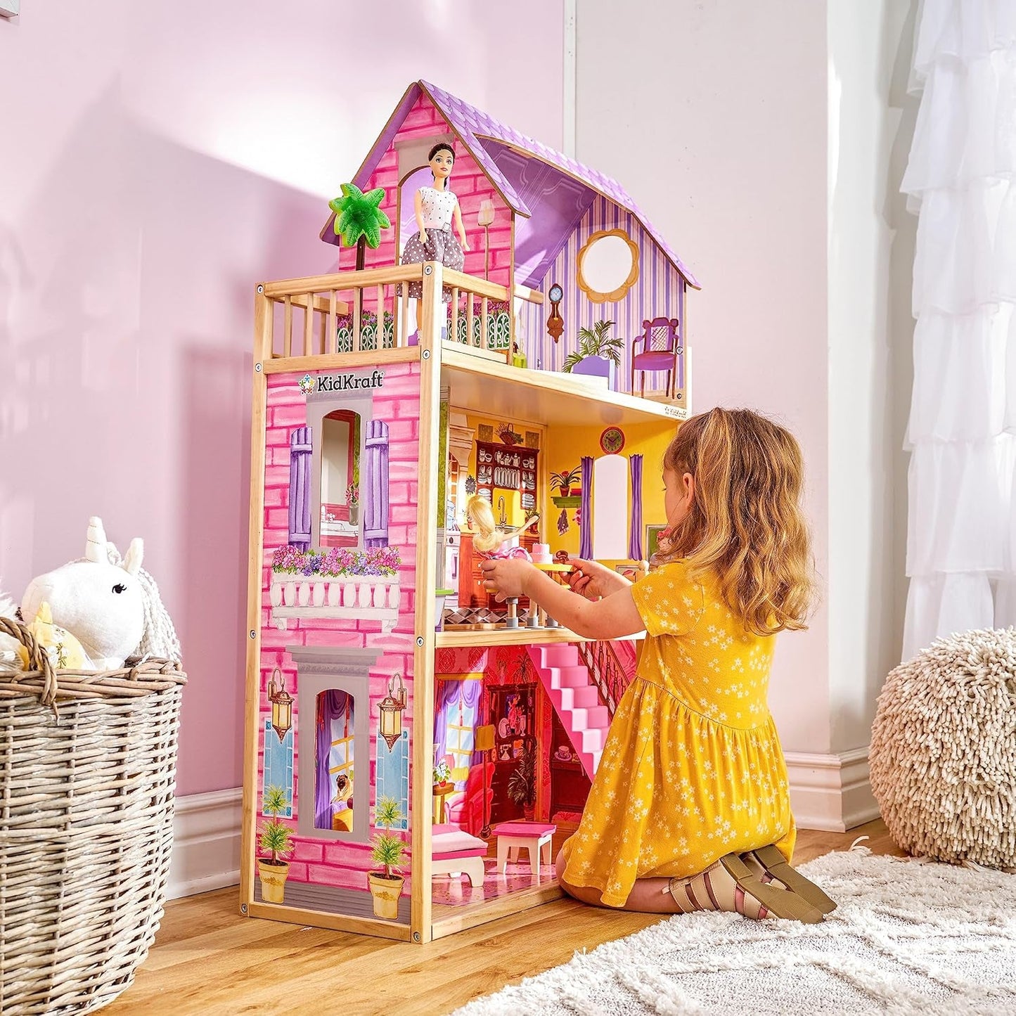 Drewniany domek dla lalek KidKraft Kayla z meblami i akcesoriami, 3-poziomowy zestaw dla lalki 30 cm, zabawka dla dzieci w wieku od 3 lat, 65092 — wyłącznie na Amazon