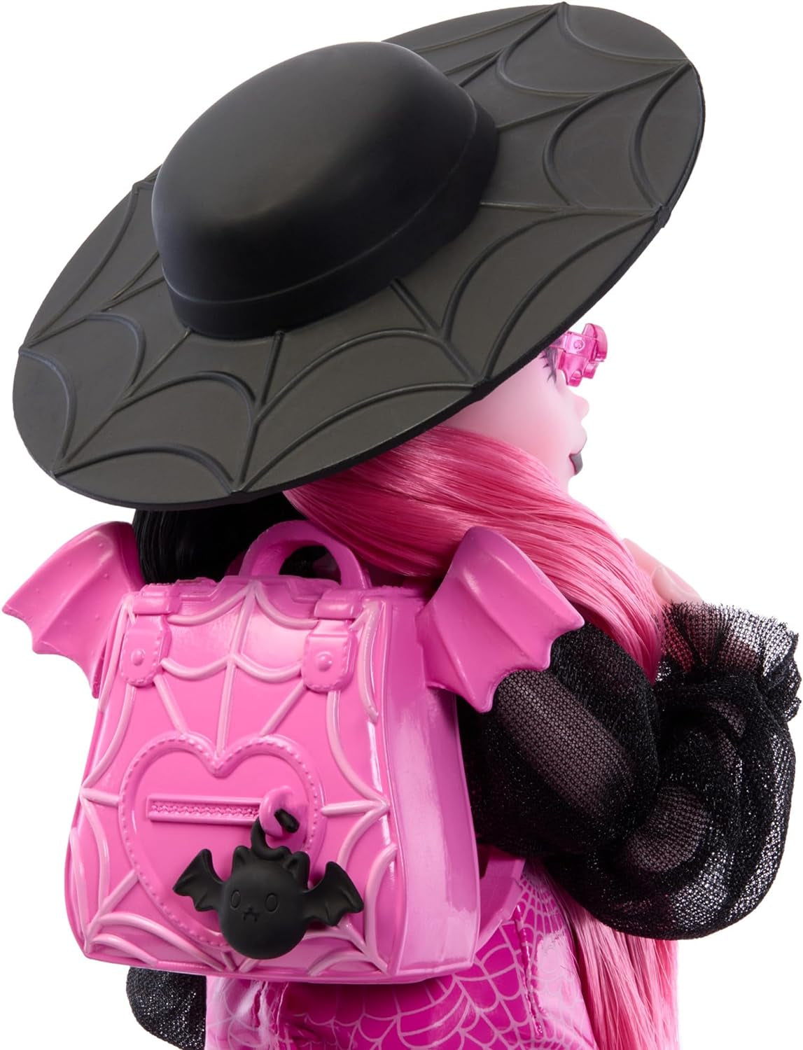 Lalka Monster High Draculaura ze swoim zwierzakiem, kotem-nietoperzem, Hrabią Fabulous i akcesoriami, takimi jak plecak, księga zaklęć, pudełko bento i nie tylko, HRP64