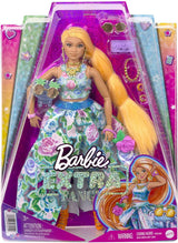 Barbie Extra Fancy, kręcone, długie truskawkowe blond włosy, dwuczęściowy kostium, niebieski kot, różowa torba, ananasowe okulary przeciwsłoneczne z lalką, odpowiednie jako prezent, lalki Hhn14 Naty Shop