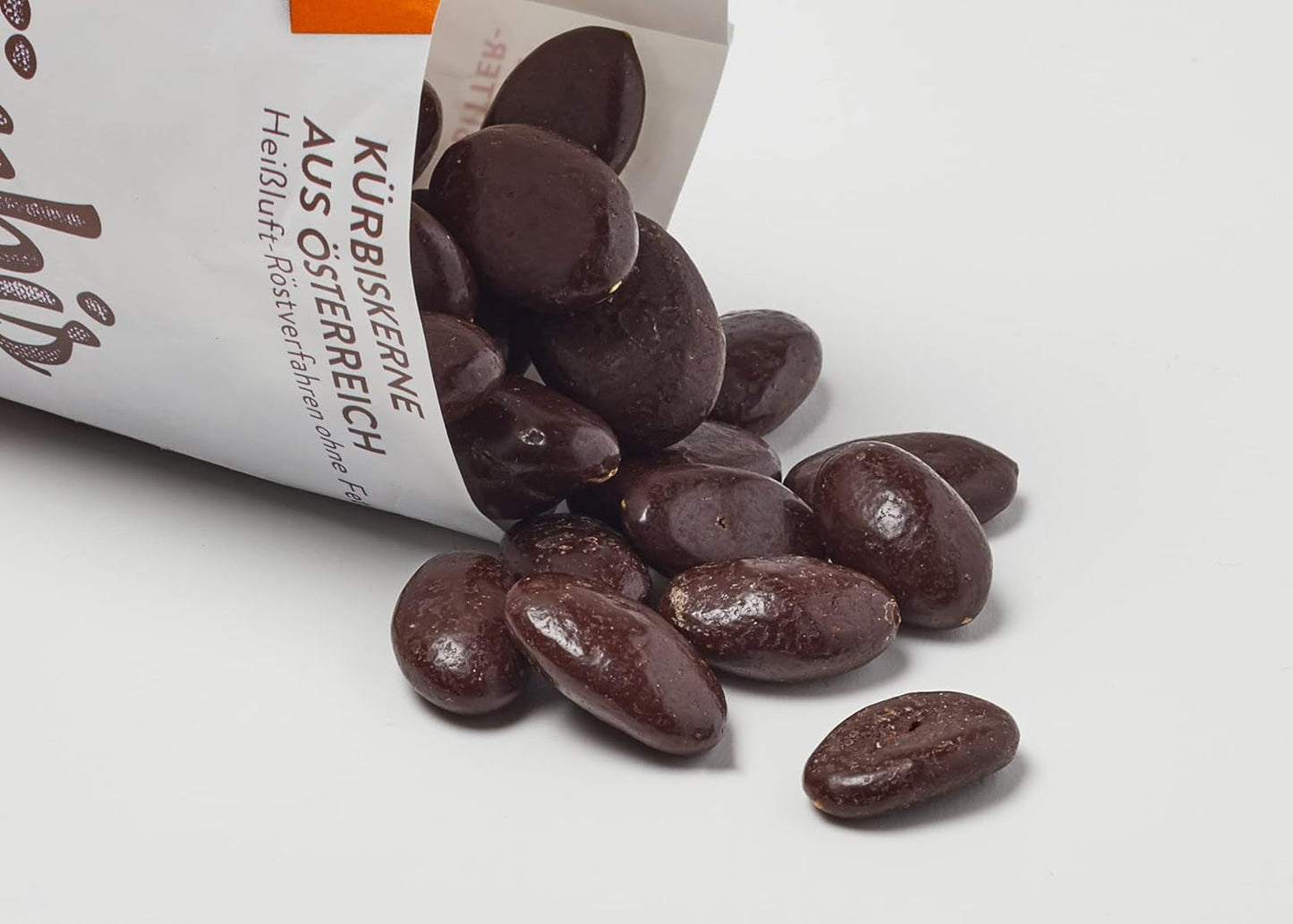 Landgarten Organiczne pestki dyni w ciemnej czekoladzie - Wegańska przekąska czekoladowa z pieczonymi pestkami dyni - źródło magnezu - 1 x 50g