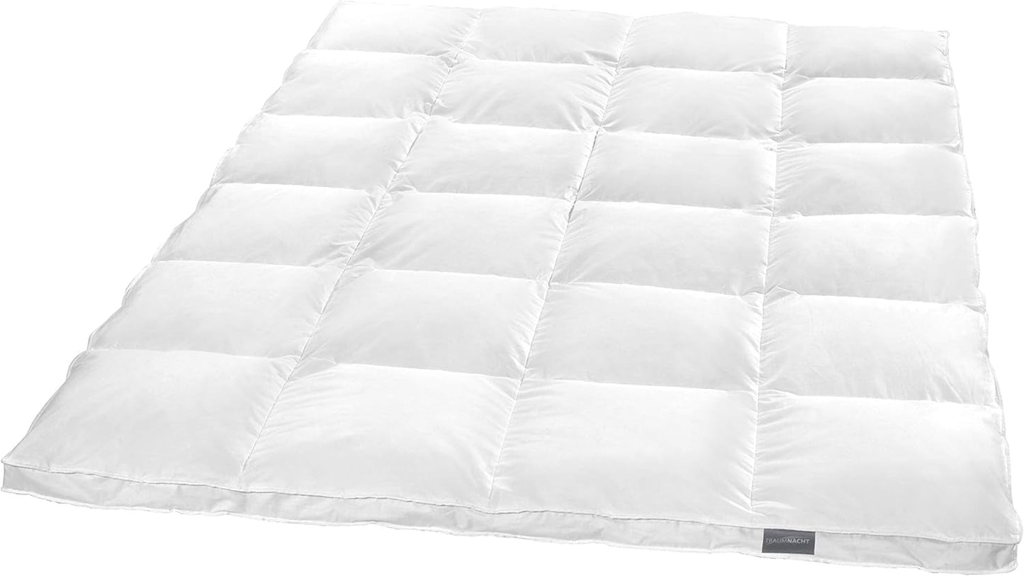Traumnacht Basic Lekka kołdra puchowa z nowym białym puchem (60%) i pierzem (40%), DIN EN 12934, 135 x 200 cm, z certyfikatem Down Pass i Oeko-Tex, wyprodukowana zgodnie z niemiecką normą jakości. Kołdry i kołdry Naty Shop 60 procent puchu / 40 procent pierza Bardzo ciepły koc zimowy 155 x 220