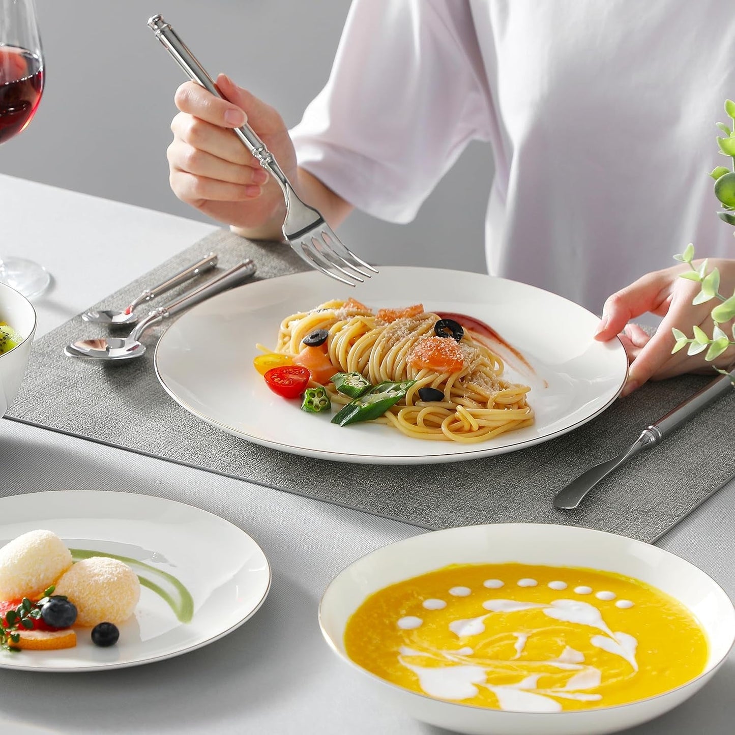 MALACASA 4-osobowy zestaw obiadowy Bone China 16-częściowy zestaw obiadowy Okrągły biały ze złotym brzegiem Zestaw 4 talerzy obiadowych 4 talerze deserowe 4 talerze Suma i 4 miski na płatki zbożowe Seria NORI