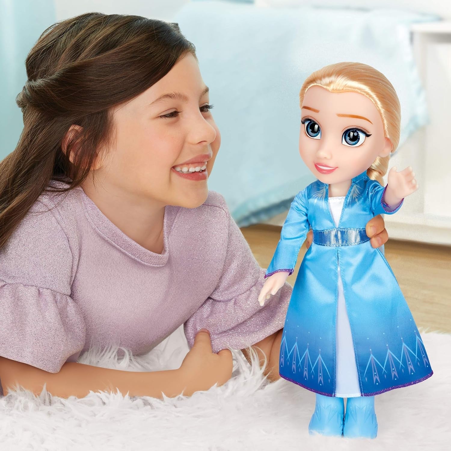 Disney Frozen 2 Elsa Travel Doll, 35-centymetrowa lalka z kultową sukienką inspirowaną filmem, butami i długimi warkoczami zapewniającymi dodatkową zabawę podczas zabawy, dla dziewczynek w wieku 3 lat i starszych