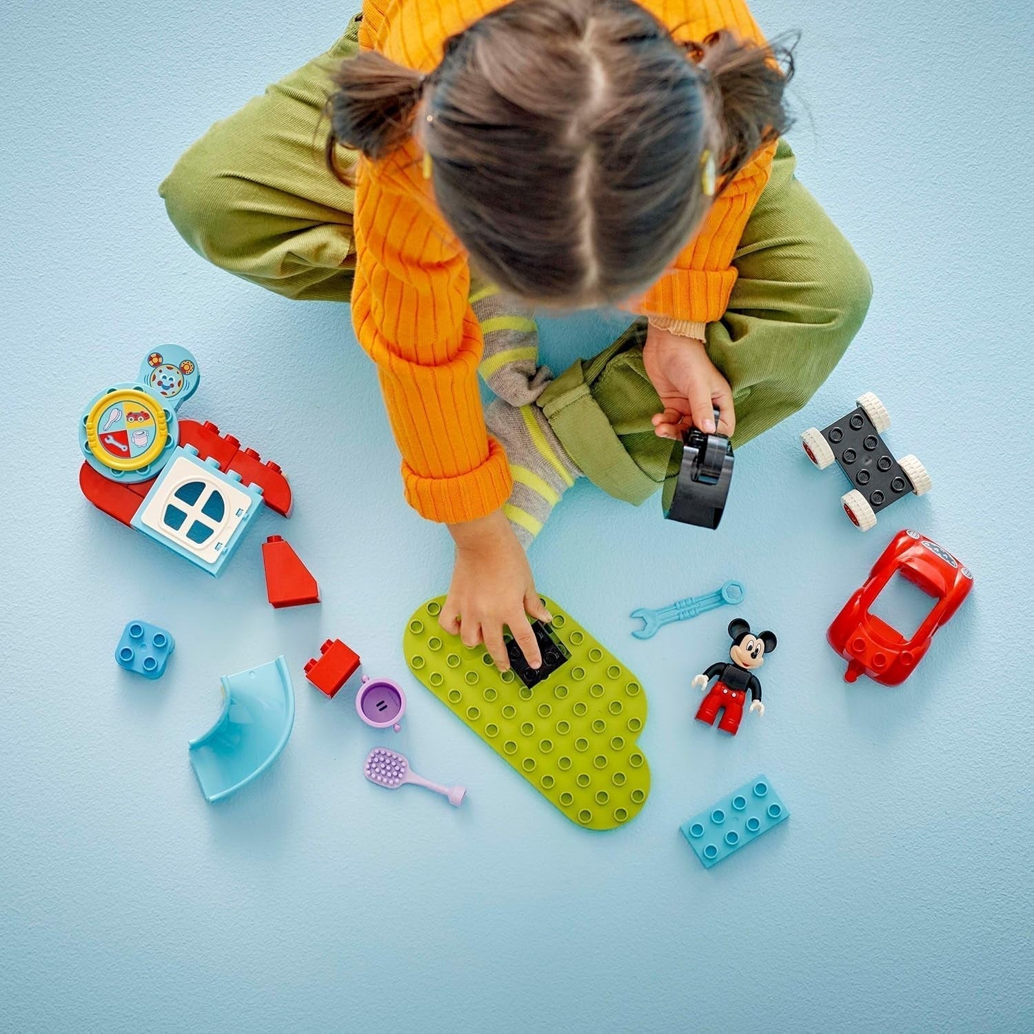 LEGO DUPLO - Klub Disneya Miki i samochód - zabawka edukacyjna dla przedszkolaków - zestaw do budowania zawierający 2 minifigurki, w tym Myszkę Miki i Komputerowe Toodles - pomysł na prezent dla chłopców i dziewcząt od 2 lat 10454 Zestawy do budowania Beuche den LEGO-Store