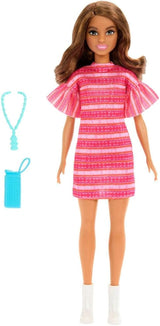 Barbie i Teresa Rezept für Freundschaft Teresa-Modepuppe z unverkennbarem Outfit zum An- und Ausziehen, z akcesoriami, w tym naszyjnikiem Einer, JCT02