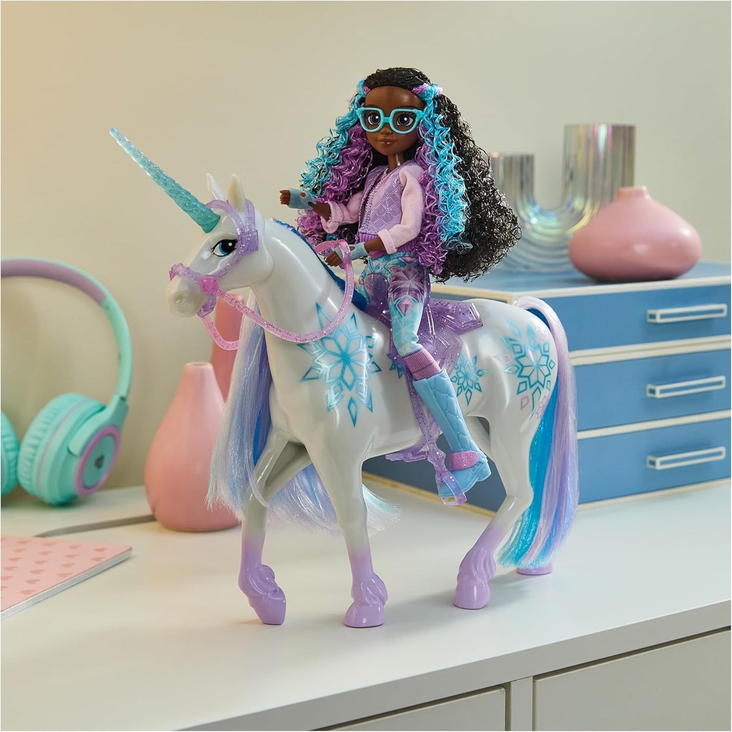 Lodowiec Unicorn Academy Unicorn — 28 cm wzrostu, oryginalny jednorożec Layla's Netflix z prawdziwą grzywą i ogonem, zdejmowaną uzdą, siodłem i szczotką, dla dzieci w wieku od 4 lat