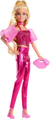 Lalka Barbie Deluxe Style nr 5 w metalicznym różowym blond stroju, z błyszczącym stanikiem i błyszczącymi spodniami, z dodatkami, takimi jak różowy naszyjnik i torebka, JFP40