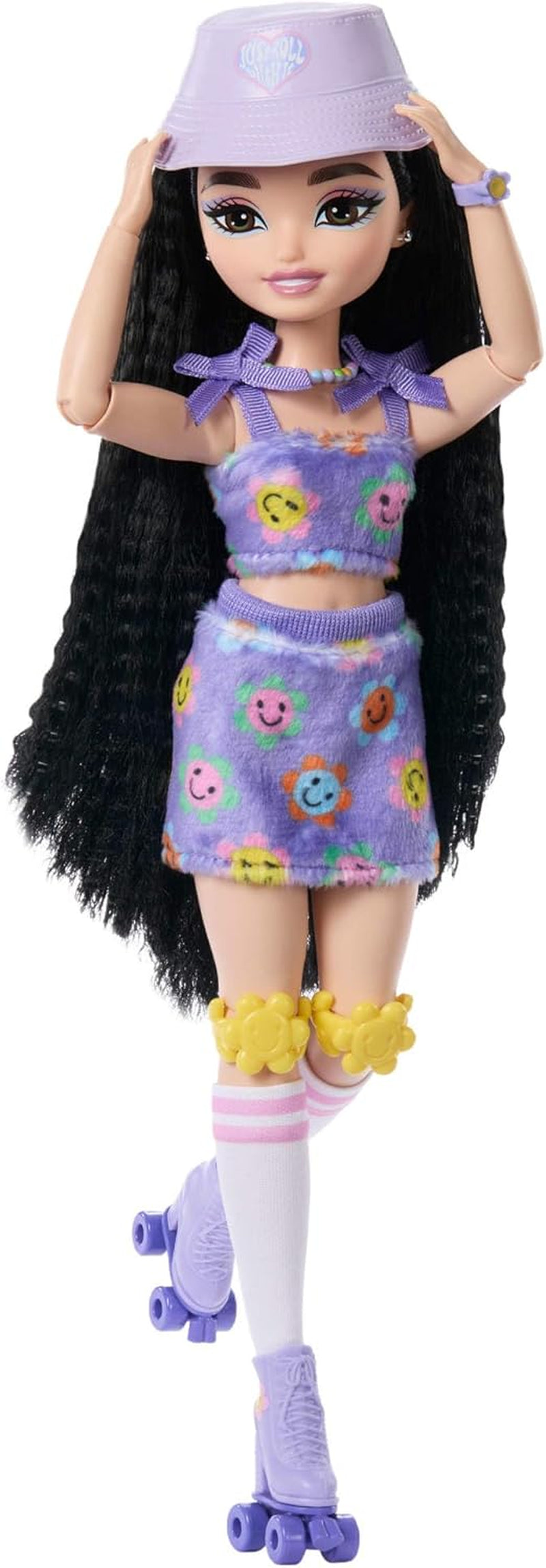 Lalka Barbie Dream Besties i akcesoria, Modna lalka Barbie Renee z jazdą na rolkach i czarnymi włosami, 12 akcesoriów tematycznych z filmami i jedzeniem, JFX99