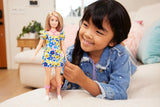 Lalka Barbie Fashionistas, opracowana we współpracy z Narodowym Towarzystwem Zespołu Downa, z blond włosami i nowoczesnym strojem: kwiecistą sukienką i białymi tenisówkami, dla dzieci w wieku od 3 lat, HJT05