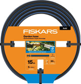 Wąż ogrodowy Fiskars S, pełny, wąż wodny do ręcznego podlewania, 13 mm (1/2"), długość: 15 m, złącze uniwersalne, ochrona przed promieniowaniem UV, ochrona przed mrozem, odporny na skręcanie, niebieski, 1076049