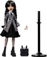 Monster High Wednesday Puppe und Accessoires, Wednesday Addams Sammelfigur in Nevermore Academy Uniform z Eiskaltem Händchen i Rucksack, Puppenständer, HXJ04